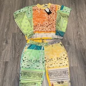 Super cute fashion nova 2 piece set. Crew neck and zip leg joggers size L